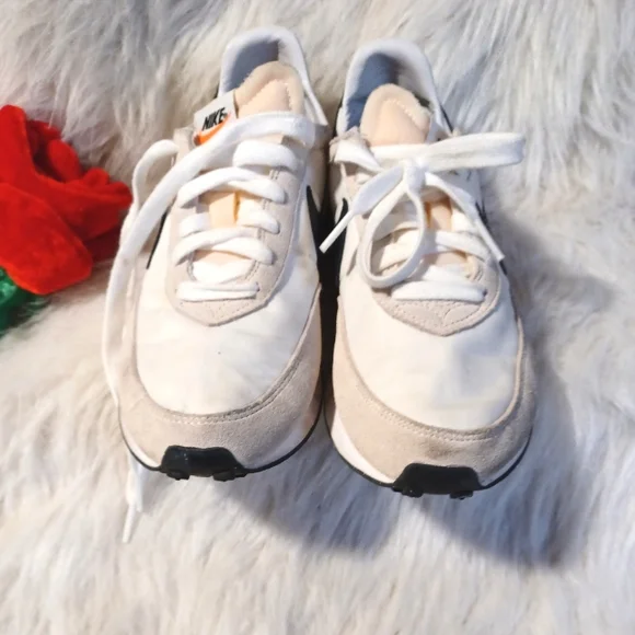 Nike Black/White Sneakers - Picture 3 of 7